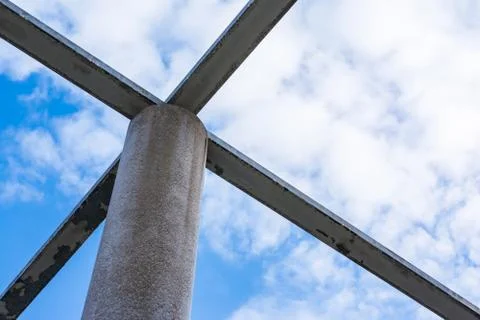 Cement Columns Chair Rough Texture Perspective Overhead Grid Geometric Patt.. Foto stock