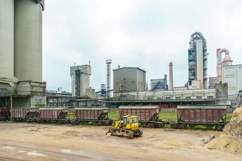 Cement factory. Piles of sand and crushed stone on the factory grounds. Lar.. Stock-Fotos