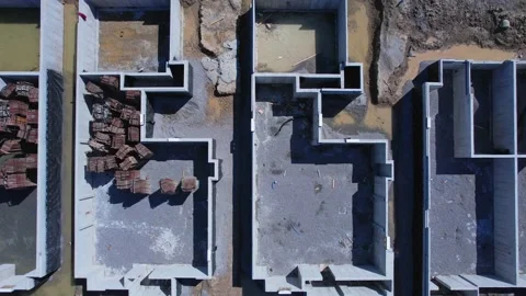 Cement foundation base work of townhouse construction. Concrete basement wa.. Vidéo 237953414