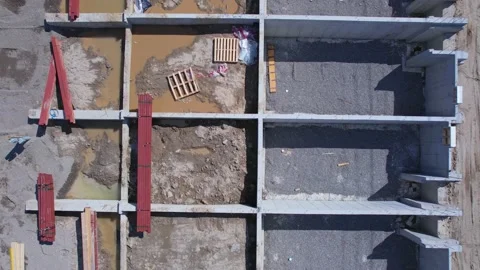 Cement foundation base work of townhouse construction. Concrete basement wa.. Vidéo 237953449