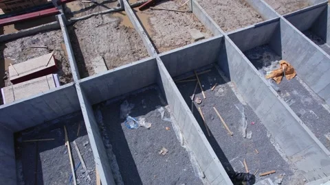 Cement foundation base work of townhouse construction. Concrete basement wa.. Vidéo 256511064