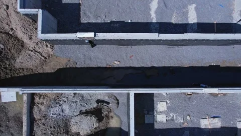 Cement foundation base work of townhouse construction. Concrete basement wa.. Vidéo 256511315