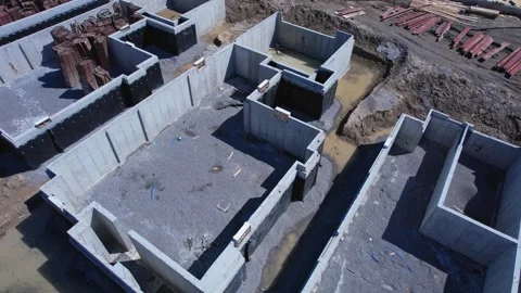 Cement foundation base work of townhouse construction. Concrete basement wa.. Vidéo 256511317