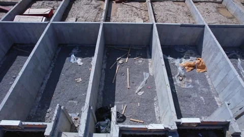 Cement foundation base work of townhouse construction. Concrete basement wa.. Vidéo 302656912