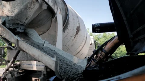 Cement mortar from the concrete mixer flows through the gutter 스톡 동영상 201662755