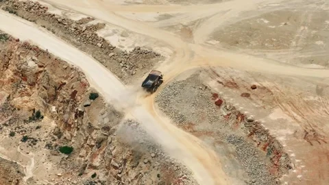 Cement production facility and limestone quarry operations overview 库存影片 336165460