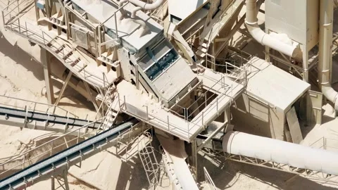 Cement production facility and quarry operations in industrial setting Stockbeeldmateriaal 336598043