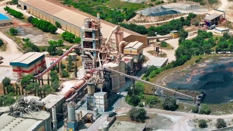 Cement production facility and quarry operations in industrial landscape Vidéo 337001859