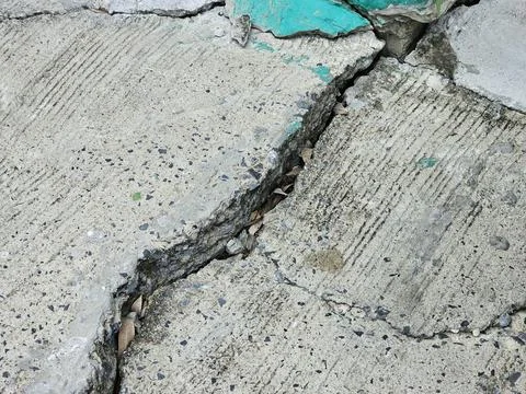 Cement surface has collapsed and developed cracks, indicating deterioration Stock-Fotos