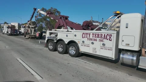 Cement truck rollover on Interstate 5 freeway California Highway Patrol CALTRANS Vidéo 330358478