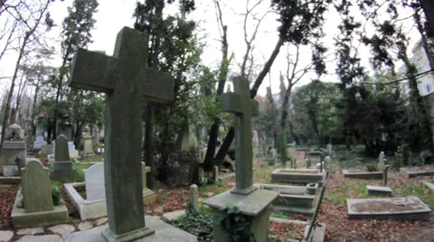 Cemetery Camera Panning Right To Statue Vidéo 36781609