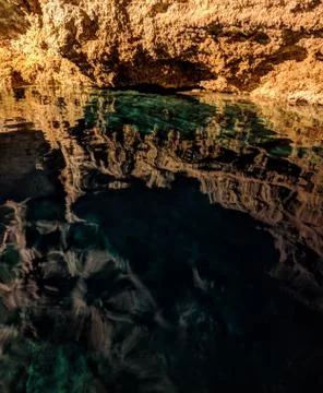 Cenote Multun-Ha cavern dark water reflections near Coba Mexico Foto stock