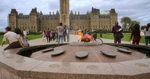 Centenial Flame Burning infront of the Peace Tower Vidéo 64968949