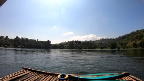 At the center of the lake Vídeos de archivo 118078390