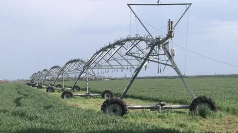 Center pivot irrigation system Stock-Footage 37258510