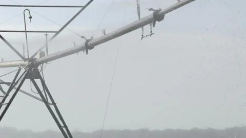 Center Pivot Irrigation System Watering Green Crop Field in Misty Rain Vídeos de archivo 340632844