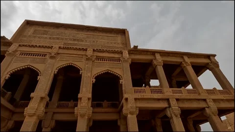Centered Low Angle Of Grand Two Story Carved Sandstone Palace Facade With Arches Vidéo 341859883
