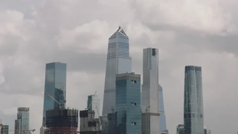 Centered view of modern glass skyscraper on a cloudy day 스톡 동영상 251195654