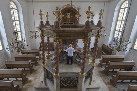 Central bima with octagonal stone parapet in the synagogue from 1746 Ansbach 스톡 사진