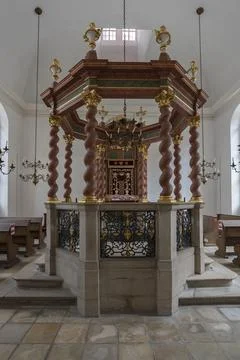 Central bima with octagonal stone parapet in the synagogue from 1746 Ansbach Foto stock