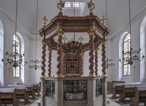 Central bima with octagonal stone parapet in the synagogue from 1746 Ansbach 库存照片
