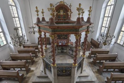 Central bima with octagonal stone parapet in the synagogue from 1746 Ansbach Foto stock