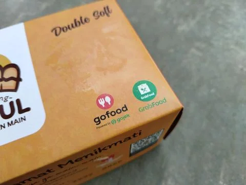 Central Java 14 April 2026: Food packaging featuring GoFood and GrabFood deliver Fotos Stock