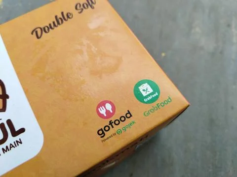 Central Java 14 April 2026: Food packaging featuring GoFood and GrabFood deliver 库存照片