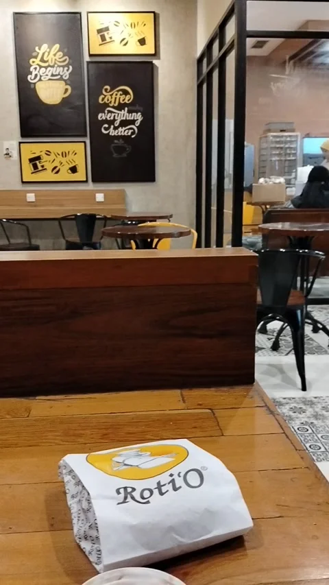 Central java, 2026:  customers buying coffee drink at Roti'O outlet  库存影片 330119598