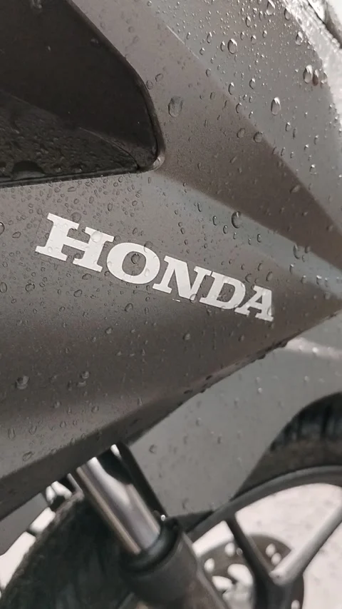Central Java April 9 2026: Rainy day scene showing Honda Beat motorcycle parts,  Vídeo Stock 332625818