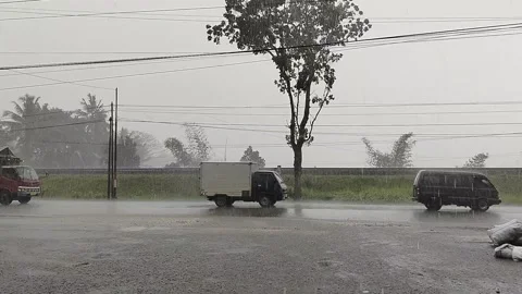 Central Java April 9 2026: Rainy day traffic jam with cars stuck in slow movemen Video stock 332625821
