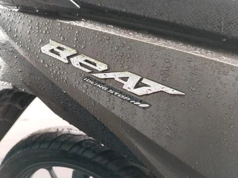 Central Java April 9 2026: Rainy day scene showing Honda Beat motorcycle parts,  库存照片