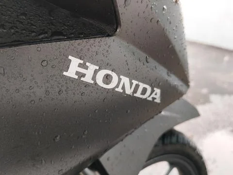 Central Java April 9 2026: Rainy day scene showing Honda Beat motorcycle parts,  Fotos Stock