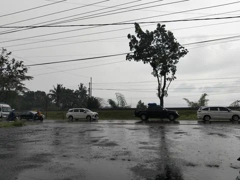 Central Java April 9 2026: Rainy day traffic jam with cars stuck in slow movemen 库存照片