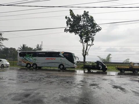 Central Java April 9 2026: Rainy day traffic jam with cars stuck in slow movemen 库存照片