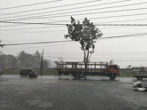 Central Java April 9 2026: Rainy day traffic jam with cars stuck in slow movemen 库存照片