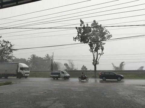 Central Java April 9 2026: Rainy day traffic jam with cars stuck in slow movemen 库存照片