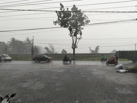 Central Java April 9 2026: Rainy day traffic jam with cars stuck in slow movemen 库存照片