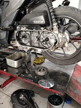 Central Java Indonesia 1 July 2026: Mechanic performing routine maintenance  Stock-Fotos