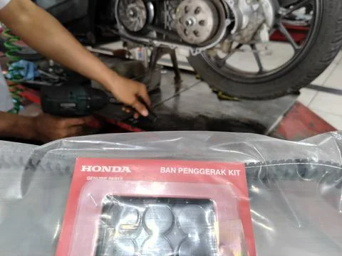 Central Java Indonesia 1 July 2026: Mechanic performing routine maintenance  Stock-Fotos