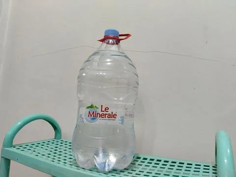 Central Java Indonesia 10 July 2026: An empty 5-liter Le Minerale Stock-Fotos