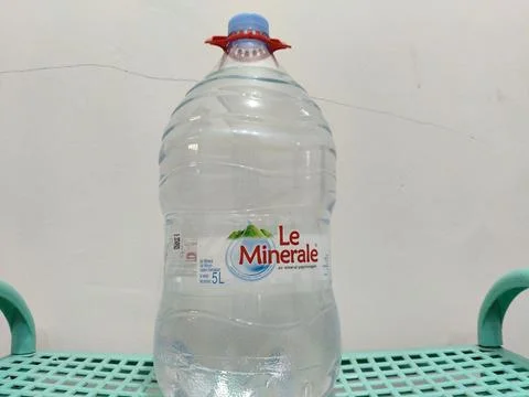 Central Java Indonesia 10 July 2026: An empty 5-liter Le Minerale Stockfoto's