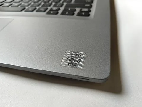 Central Java Indonesia 10 June 2026: Close-up of an Intel Core i7 vPro sticker o Stock-Fotos