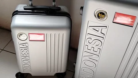 Central Java Indonesia 10 may 2026: Official Indonesian Hajj suitcase 2026 for p Stock-Footage 334712613
