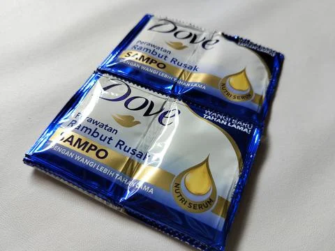 Central Java, Indonesia – 10 May 2026: Detailed image of Dove hair shampoo  Stock-Fotos