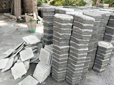 Central Java Indonesia 11 July 2026: producing concrete paving blocks in a Stock-Fotos