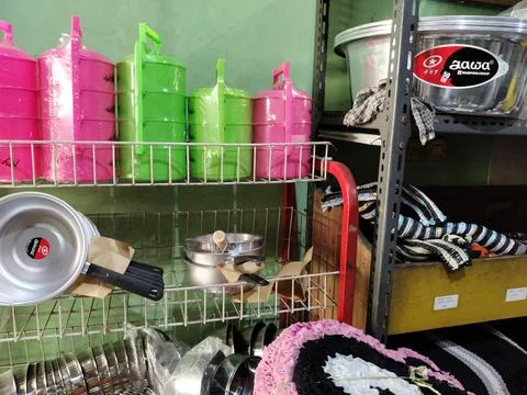 Central Java Indonesia 11 June 2026: A well-stocked household goods store displa 库存照片