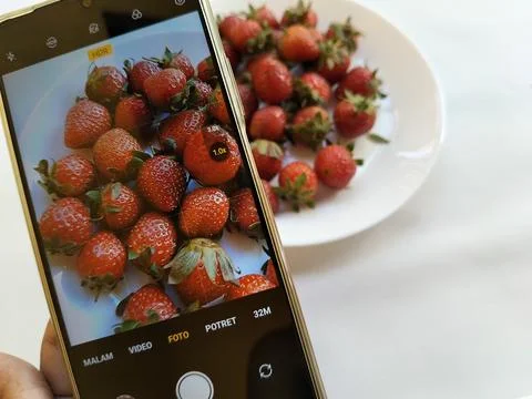 Central Java Indonesia 13 May 2026: A smartphone camera capturing Stock Photos