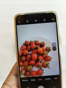 Central Java Indonesia 13 May 2026: A smartphone camera capturing Stock-Fotos