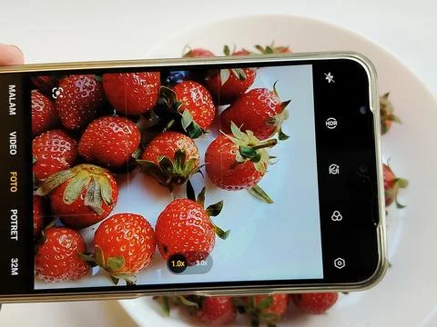 Central Java Indonesia 13 May 2026: A smartphone camera capturing Stock-Fotos